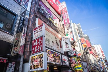 Tokyo, Japonya-1 Aralık 2018: Kabukicho, Shinjuku 'da bir eğlence ve kırmızı ışık bölgesi, birçok ev sahibi ve hostes kulüpleri, aşk otelleri, dükkanlar, restoranlar ve bu bölgenin etrafında gece kulüpleri.
