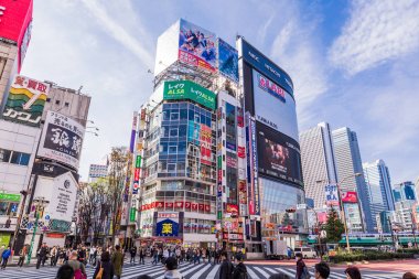 Tokyo, Japonya-1 Aralık 2018: Shibuya alışveriş, yemek ve gece kulüpleri ile dolu Tokyo 'nun en renkli ve yoğun bölgelerinden biridir