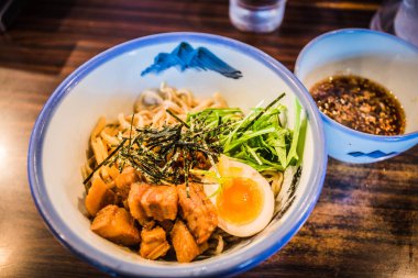 Tsukemen bir yuzu narenciye soya sos tabanlı ramen dükkanından Afuri denilen daldırma