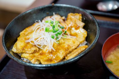 Japon tarzı kızarmış domuz pirinç seti Tokyo Tower bir Japon restoranda hizmet karıştırın.