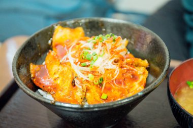 Japon tarzı kızarmış domuz pirinç seti Tokyo Tower bir Japon restoranda hizmet karıştırın.