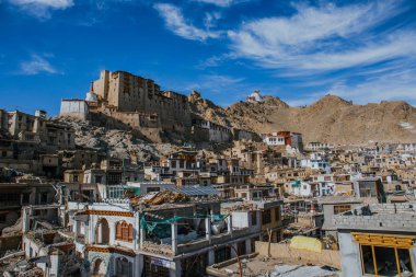 Bütün Leh kasabası dağın eteklerine inşa edilmiş. Eski kasaba çamurdan tuğladan evler ve dar şeritlerden oluşan dar bir alan..