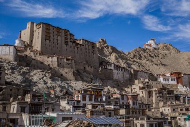 Leh Sarayı Leh Krallığı 'nın eski bir kraliyet sarayıdır. Leh şehrinde. Leh şehrinin en büyük turistik yerlerinden biridir..