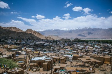 Leh Sarayı, Ladakh, Hindistan 'ın tepesinden Leh kasabası manzarası