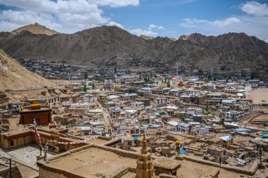 Leh Sarayı, Ladakh, Hindistan 'ın tepesinden Leh kasabası manzarası