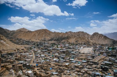 Leh Sarayı, Ladakh, Hindistan 'ın tepesinden Leh kasabası manzarası