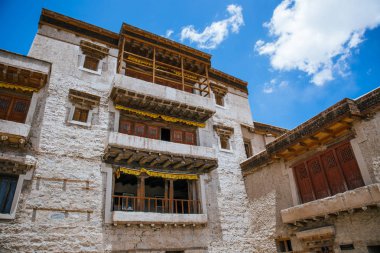 Leh Sarayı Leh Krallığı 'nın eski bir kraliyet sarayıdır. Leh şehrinde. Leh şehrinin en büyük turistik yerlerinden biridir..