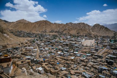Leh Sarayı, Ladakh, Hindistan 'ın tepesinden Leh kasabası manzarası