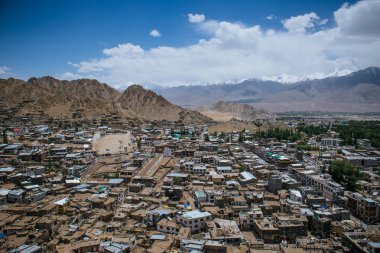 Leh Sarayı, Ladakh, Hindistan 'ın tepesinden Leh kasabası manzarası