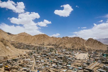 Leh Sarayı, Ladakh, Hindistan 'ın tepesinden Leh kasabası manzarası