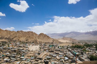 Leh Sarayı, Ladakh, Hindistan 'ın tepesinden Leh kasabası manzarası