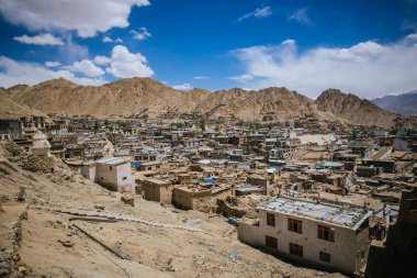 Leh Sarayı, Ladakh, Hindistan 'ın tepesinden Leh kasabası manzarası