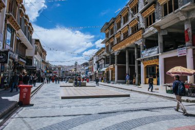 Leh şehrinin merkezindeki ana markette.