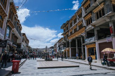 Leh şehrinin merkezindeki ana markette.