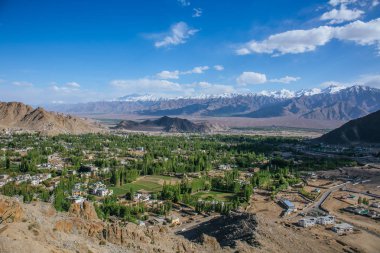 Shanti Stupa, Hindistan 'ın Leh şehrine bakar, şehrin panoramik manzarasını sağlar, uzaktaki Changspa köyü, Namgyal Tsemo köyü ve çevresindeki dağları..