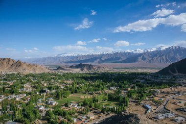 Shanti Stupa, Hindistan 'ın Leh şehrine bakar, şehrin panoramik manzarasını sağlar, uzaktaki Changspa köyü, Namgyal Tsemo köyü ve çevresindeki dağları..