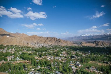 Shanti Stupa, Hindistan 'ın Leh şehrine bakar, şehrin panoramik manzarasını sağlar, uzaktaki Changspa köyü, Namgyal Tsemo köyü ve çevresindeki dağları..