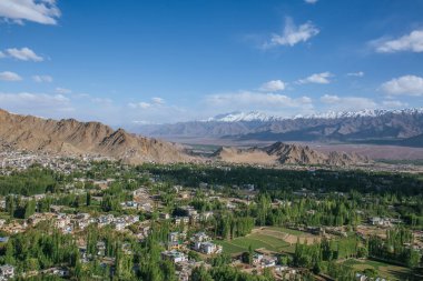 Shanti Stupa, Hindistan 'ın Leh şehrine bakar, şehrin panoramik manzarasını sağlar, uzaktaki Changspa köyü, Namgyal Tsemo köyü ve çevresindeki dağları..