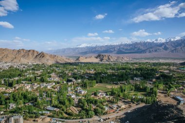 Shanti Stupa, Hindistan 'ın Leh şehrine bakar, şehrin panoramik manzarasını sağlar, uzaktaki Changspa köyü, Namgyal Tsemo köyü ve çevresindeki dağları..