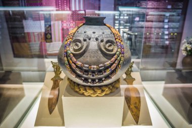 Nantou County, Tayvan - 10 Mayıs 2018: Aborijin yaşam tarzını sergileyen özel bir Aborijin müzesi. Bu Aborijin giyim, savaş dişli, tekne ve araçları bir koleksiyon ait özellikleri. 