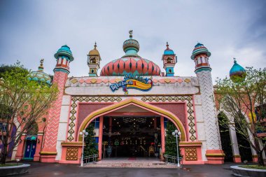 Nantou County, Tayvan - 10 Mayıs 2018: Formosan Aborijin Kültür Köyü, Yuchi İlçesi'nde bir eğlence parkıdır. Burası Aladdin Meydanı, çeşitli küçük turistik mekanlara ev sahipliği yapan kapalı bir tesis..