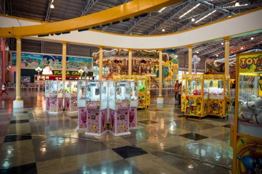 Nantou County, Tayvan - 10 Mayıs 2018: Formosan Aborijin Kültür Köyü, Yuchi İlçesi'nde bir eğlence parkıdır. Burası Aladdin Meydanı, çeşitli küçük turistik mekanlara ev sahipliği yapan kapalı bir tesis..