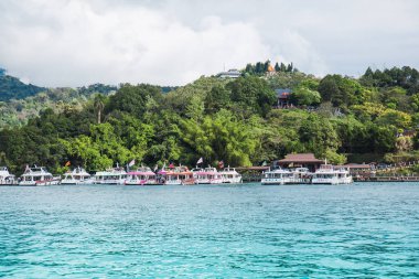 Turistler Shuishe İskelesi Ita Thao İskelesi tekne gezisi ile güneş ay gölü etrafında güzel konumlar ziyaret etmek istiyorum, ve sonra Xuanguang Tapınağı İskelesi.