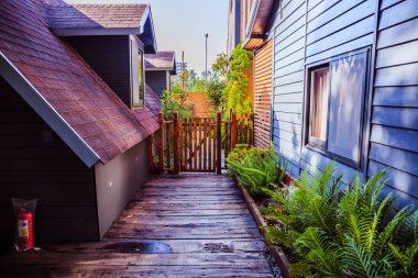 Yue Gölü Backpackers hostel yaşam alanı içinde güzel bir peyzaj bahçesi ile güzel ve benzersiz bir yazlık. 