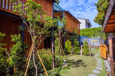 Nantou County, Tayvan - 11 Mayıs 2018: Yue Lake Backpackers hostel yaşam alanı içinde güzel bir peyzaj bahçesi ile güzel ve benzersiz bir yazlık. 