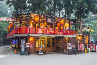 Xitou, Tayvan - 21 Mayıs 2018: Xitou canavar köyü, Tayvan'ın Nantou eyaletinde sevimli canavarlar, yerel yemekler ve hediyelik eşyalarla dolu japon tarzı küçük bir kasabadır.