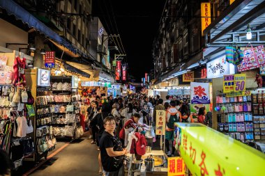 Taipei, Tayvan - 28 Mayıs 2018: Shilin gece pazarında kalabalık. Bu pazarlık mallar, giysi, aksesuar ve nefis sokak gıda için Tayvan'da önde gelen gece pazarı.