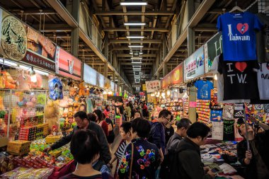 Taipei, Tayvan - 28 Mayıs 2018: Shilin Gece Pazarı Taipeis'in en büyüğü ve çok çeşitli otantik Tayvan restoranları ve şık giysileri için en popüler gece pazarlarından biridir.