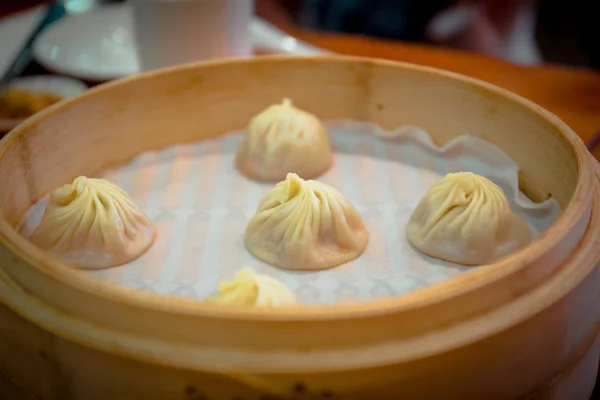Den Berømte Dampede Svinekød Xiao Long Bao Suppe Dumplings Ding - Stock-foto