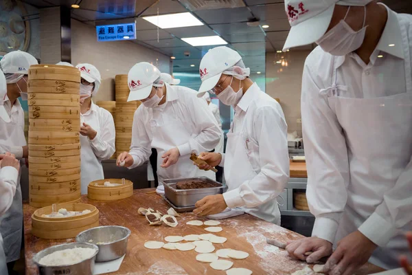 2018年5月23日 ディンタイフンの台北101レストランのオープンキッチンで有名なスープ餃子を作るのに忙しい熟練したシェフのグループ — ストック写真