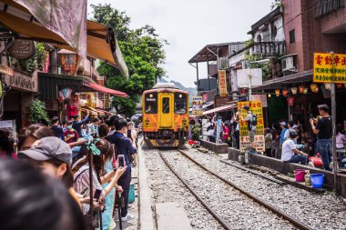 Shifen, Tayvan - 4 Haziran 2018: Shifen old street, üzerinde yazılı dualar olan gökyüzü fenerini serbest bırakmak için binlerce insanın bölgeye akın ettiği en popüler turistik caddelerden biri..