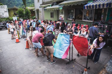 Shifen, Tayvan - 4 Haziran 2018: Shifen old street, üzerinde yazılı dualar olan gökyüzü fenerini serbest bırakmak için binlerce insanın bölgeye akın ettiği en popüler turistik caddelerden biri..