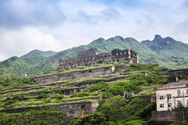13 seviyenin kalıntıları olarak da bilinen Shuinandong Haddehanesi, 1930 yılında Jinguashi'de altın ve bakır cevherlerinin rafinei için Japon Işgali sırasında inşa edilmiş bakır eritme rafinerisi.
