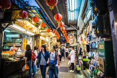 Jiufen, Tayvan - 6 Haziran 2018: Jiufen'deki dar alışveriş caddesinde yürüyen birçok turistin olduğu yoğun sokak sahnesi.