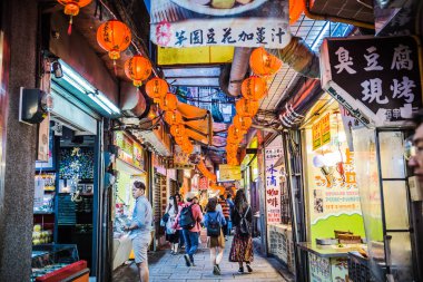 Jiufen, Tayvan - 6 Haziran 2018: Jiufen'deki dar alışveriş caddesinde yürüyen birçok turistin olduğu yoğun sokak sahnesi.