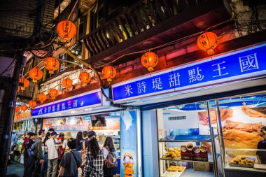Jiufen, Tayvan - 6 Haziran 2018: Jiufen'deki dar alışveriş caddesinde yürüyen birçok turistin olduğu yoğun sokak sahnesi.