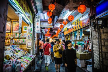 Jiufen, Tayvan - 6 Haziran 2018: Jiufen'deki dar alışveriş caddesinde yürüyen birçok turistin olduğu yoğun sokak sahnesi.