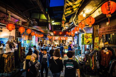 Jiufen, Tayvan - 6 Haziran 2018: Jiufen'deki dar alışveriş caddesinde yürüyen birçok turistin olduğu yoğun sokak sahnesi.