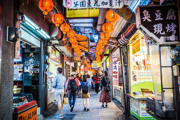 Цзючжоу, Тайвань - 6 июня 2018 года: оживленная уличная сцена с многочисленными туристами, гуляющими по узкой торговой улице в Цзючжоу
.