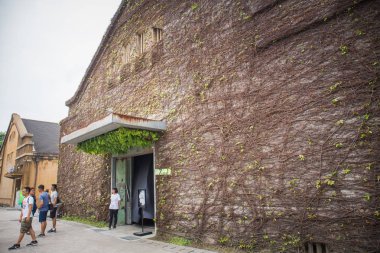 Taipei, Tayvan - 12 Haziran 2018: Huashan 1914 Creative Park, 1914 yılında şaraphane olarak inşa edildi ancak 2005 yılında bir park olarak döndü ve sanat sergileri, butik ve kafeler ev sahipliği yapmaktadır.