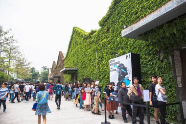 Taipei, Tayvan - 12 Haziran 2018: Huashan 1914 Creative Park, 1914 yılında şaraphane olarak inşa edildi ancak 2005 yılında bir park olarak döndü ve sanat sergileri, butik ve kafeler ev sahipliği yapmaktadır.