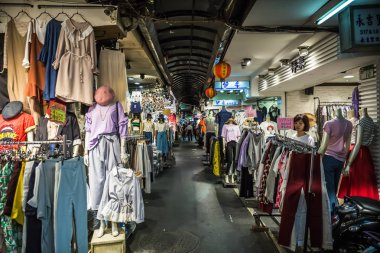 Taipei, Tayvan - 13 Haziran 2018: Wufenpu en çok toptan konfeksiyon pazarı ile tanınır, öncelikle kadın giyim ve aksesuarlarını stoklar. Taipei'deki en büyük giyim pazarıdır..