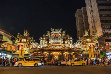 Taipei, Tayvan - 21 Haziran 2018: Ciyou Temple, Tayvan'ın Songshan ilçesinde bir halk tapınağıdır. Tapınak tanrıça Mazu'ya adanmıştır..  