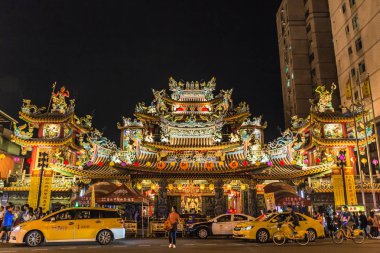 Taipei, Tayvan - 21 Haziran 2018: Ciyou Temple, Tayvan'ın Songshan ilçesinde bir halk tapınağıdır. Tapınak tanrıça Mazu'ya adanmıştır..  