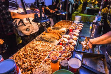 Bu snack gıda altın kahverengi ve son derece gevrek kadar derin kızarmış bir kalamar olduğunu. Kalamar Raohe gece pazarında hafifçe tuz ve biber ile kaplanır.
