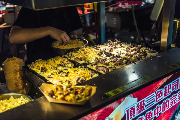 Venditore Bancarelle Taiwanese Impegnato Preparare Snack Giapponese Takoyaki Mercato Notturno — Foto Stock